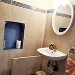 Charming House In + Garden בית נופש