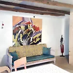 בית נופש Charming House In + Garden *