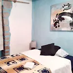 בית נופש Charming House In + Garden *